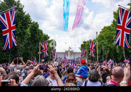 The crowd gathers along the Mall in London, the United Kingdom during the Flypast for the Queen's Platinum Jubilee celebration on June 2, 2022. (Photo by Alexander Mak/NurPhoto) Stock Photo