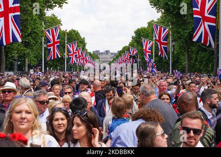 The crowd gathers along the Mall in London, the United Kingdom during the Flypast for the Queen's Platinum Jubilee celebration on June 2, 2022. (Photo by Alexander Mak/NurPhoto) Stock Photo