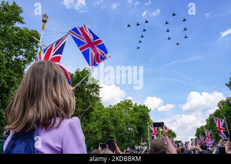 The crowd gathers along the Mall in London, the United Kingdom during the Flypast for the Queen's Platinum Jubilee celebration on June 2, 2022. (Photo by Alexander Mak/NurPhoto) Stock Photo