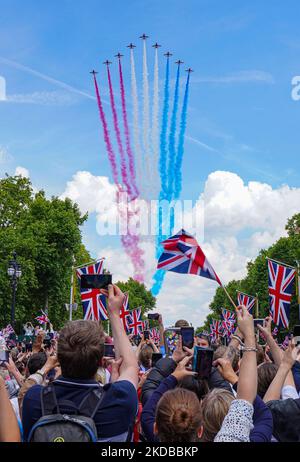 The crowd gathers along the Mall in London, the United Kingdom during the Flypast for the Queen's Platinum Jubilee celebration on June 2, 2022. (Photo by Alexander Mak/NurPhoto) Stock Photo