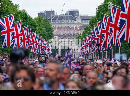 The crowd gathers along the Mall in London, the United Kingdom during the Flypast for the Queen's Platinum Jubilee celebration on June 2, 2022. (Photo by Alexander Mak/NurPhoto) Stock Photo