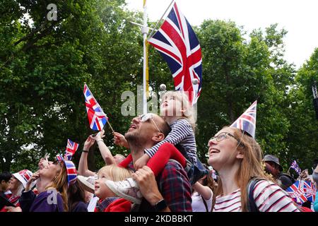 The crowd gathers along the Mall in London, the United Kingdom during the Flypast for the Queen's Platinum Jubilee celebration on June 2, 2022. (Photo by Alexander Mak/NurPhoto) Stock Photo