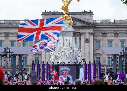 Queen Elizabeth II appears on a screen during the live stream for the Queen's Platinum Jubilee celebration in London's Buckingham Palace, the United Kingdom, on June 2, 2022. (Photo by Alexander Mak/NurPhoto) Stock Photo