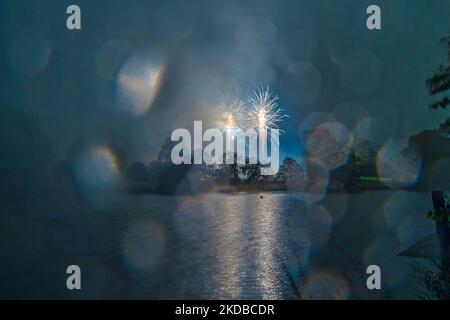 Tunbridge Wells, Kent, England. 05 November 2022. Despite all other firework shows being cancelled due to high winds and driving rain, the Round Table Charity Fireworks display in Dunorlan Park, Royal Tunbridge Wells went ahead in terrible weather. ©Sarah Mott / Ģ����ý Live News. Stock Photo