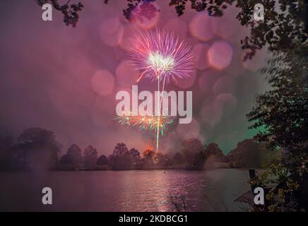 Tunbridge Wells, Kent, England. 05 November 2022. Despite all other firework shows being cancelled due to high winds and driving rain, the Round Table Charity Fireworks display in Dunorlan Park, Royal Tunbridge Wells went ahead in terrible weather. ©Sarah Mott / Ģ����ý Live News. Stock Photo
