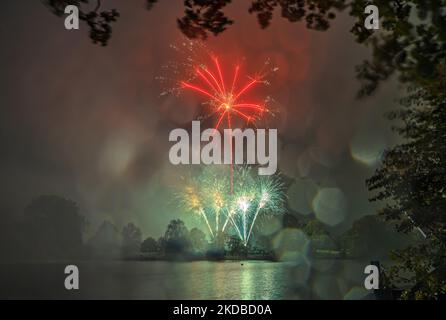 Tunbridge Wells, Kent, England. 05 November 2022. Despite all other firework shows being cancelled due to high winds and driving rain, the Round Table Charity Fireworks display in Dunorlan Park, Royal Tunbridge Wells went ahead in terrible weather. ©Sarah Mott / Ģ����ý Live News. Stock Photo