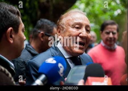 Presidential candidate for the political party 'Liga de Gobernantes Anticorrupcion' Rodolfo Hernandez gives a press conference along former candidate for the political alliance 'Coalicion Centro Esperanza' Sergio Fajardo as he seeks for presidential support for runoffs against candidate Gustavo Petro, in Bogota, Colombia, June 2, 2022. Colombia will have its runoffs on june 19. (Photo by Sebastian Barros/NurPhoto) Stock Photo