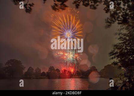 Tunbridge Wells, Kent, England. 05 November 2022. Despite all other firework shows being cancelled due to high winds and driving rain, the Round Table Charity Fireworks display in Dunorlan Park, Royal Tunbridge Wells went ahead in terrible weather. ©Sarah Mott / Ģ����ý Live News. Stock Photo