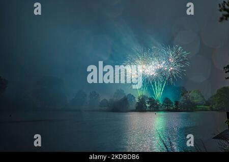 Tunbridge Wells, Kent, England. 05 November 2022. Despite all other firework shows being cancelled due to high winds and driving rain, the Round Table Charity Fireworks display in Dunorlan Park, Royal Tunbridge Wells went ahead in terrible weather. ©Sarah Mott / Ģ����ý Live News. Stock Photo