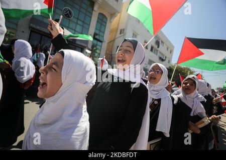 Palestinian girls wave national flags and the Holy Quran during a march to start a summer camp organized by the Hamas movement, in Gaza City, on June 04, 2022. (Photo by Majdi Fathi/NurPhoto) Stock Photo