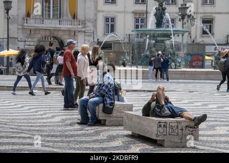 People are seen walking and resting near Rossio Square. Lisbon, June 03, 2022. Portugal has already passed the peak of this COVID-19 pandemic wave, but the epidemiological situation in the 80+ age group keeps the country at mortality levels well above the defined thresholds. (Photo by Jorge Mantilla/NurPhoto) Stock Photo