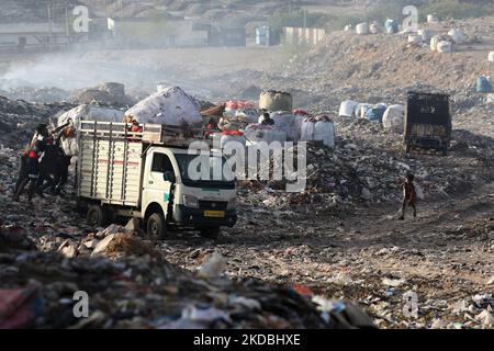 Jaipur : A ragpicker works in a Sewapura Dumpyard , on World Environment Day in Jaipur, Rajasthan, India, June 05,2022. (Photo By Vishal Bhatnagar/NurPhoto) (Photo by Vishal Bhatnagar/NurPhoto) Stock Photo