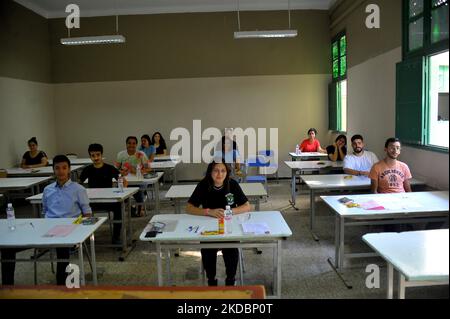 Candidates who return to the sadykia high school at the Kasbah in Tunis to pass their exams. “One hundred and thirty four thousand, nine hundred and fifty (134,950) candidates are preparing to take the exams for the main session of the 2022 baccalaureate, which starts on June 8, 2022,” the director general of examinations told the Ministry of Education on Wednesday. recalling the efforts made by the Ministry of Education to successfully organize the 2022 Bac . (Photo by Yassine Mahjoub/NurPhoto) Stock Photo