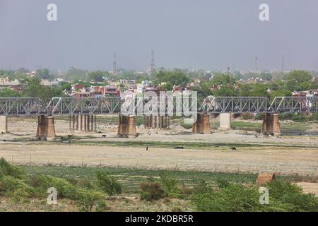 Rail bridge spans the Yamuna River (which has almost dried up due to record temperatures and a heatwave) in Agra, Uttar Pradesh, India, on May 04, 2022. (Photo by Creative Touch Imaging Ltd./NurPhoto) Stock Photo