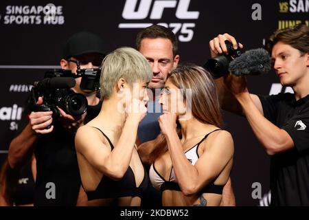 Liang Na of China (L) and Silvana Gomez Juarez of Argentina (R) face off during the UFC 275 Weigh-Ins at Singapore Indoor Stadium on June 10, 2022 in Singapore. (Photo by Suhaimi Abdullah/NurPhoto) Stock Photo