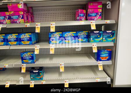 View of women’s hygiene products at a Duane Reade in New York City on June 10, 2022. Top retailers and manufacturers acknowledged the shortages this week, confirming complaints that have been circulating on social media for months. The issue garnered national attention this week after an article in Time called the dearth of tampons and pads the shortage “no one is talking about.” (Photo by John Nacion/NurPhoto) Stock Photo