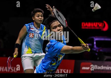 Siti Fadia Silva Ramadhanti and Apriyani Rahayu of Indonesia compete in the Women's Doubles semi finals match against Thinaah Muralitharan and Pearly Tan of Malaysia on day five of the Daihatsu Indonesia Masters at Istora Senayan on June 11, 2022 in Jakarta, Indonesia. (Photo by Garry Lotulung/NurPhoto) Stock Photo