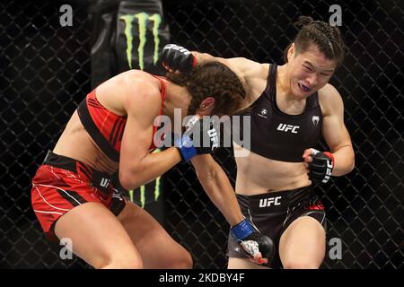 Zhang Weili of China (R) battles Joanna Jedrzejczyk of Poland in the women’s strawweight bout during the UFC 275 event at Singapore Indoor Stadium on June 12, 2022 in Singapore. (Photo by Suhaimi Abdullah/NurPhoto) Stock Photo