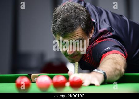 English professional snooker player and current World No.1 and seven-time world champion, Ronnie O'Sullivan in action during a practise demonstration at the Ronnie O’Sullivan Snooker Academy on June 13, 2022 in Singapore. Ronnie O’Sullivan, nicknamed “The Rocket” is in Singapore to celebrate the launch of Ronnie O’Sullivan Snooker Academy (RoSSA). RoSSA was opened at the end of 2021, as part of O'Sullivan's wish to unearth a world champion in Asia as he saw a growth of the game in the region. (Photo by Suhaimi Abdullah/NurPhoto) Stock Photo