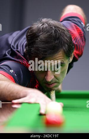 English professional snooker player and current World No.1 and seven-time world champion, Ronnie O'Sullivan in action during a practise demonstration at the Ronnie O’Sullivan Snooker Academy on June 13, 2022 in Singapore. Ronnie O’Sullivan, nicknamed “The Rocket” is in Singapore to celebrate the launch of Ronnie O’Sullivan Snooker Academy (RoSSA). RoSSA was opened at the end of 2021, as part of O'Sullivan's wish to unearth a world champion in Asia as he saw a growth of the game in the region. (Photo by Suhaimi Abdullah/NurPhoto) Stock Photo