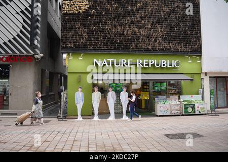 People walk in the shopping streets in Myeongdong, where some shops are still closed due to the absence of foreign travelers, on June 13, 2022 in Seoul, South Korea. South Korea on Wednesday (June 8) has removed quarantine requirement for unvaccinated travelers, and also lifted the limit on the number of international flights using Incheon International Airport. (Photo by Jinhee Lee/NurPhoto) Stock Photo