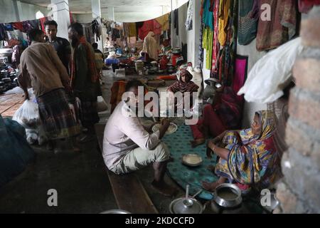 People take shelter in a building as they left their house after flash floods at Compamiganj area in Sylhet, Bangladesh on June 20, 2022. At least 26 more people have died in monsoon flooding and lightning strikes in India, as millions remained marooned in the country and neighbouring Bangladesh, authorities said on June 20. (Photo by Syed Mahamudur Rahman/NurPhoto) Stock Photo