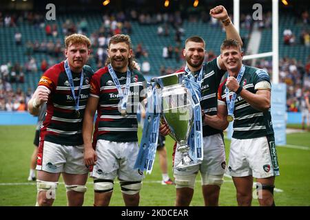 LONDON ENGLAND - JUNE 18 :L-R Ollie Chessum of Leicester Tigers , Harry Wells of Leicester Tigers, George Martin of Leicester Ti and Freddie Steward of Leicester Tigers hold the Premiership Trophy during Gallagher English Premiership Final between Saracens against Leicester Tigers at Twickenham stadium, London on 18th June , 2022 (Photo by Action Foto Sport/NurPhoto) Stock Photo