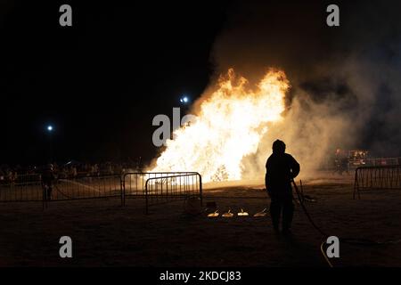 San Sebastian de los Reyes, Madrid, Spain, June 24 of 2022: In a lot of locations in Spain, the Night of San Juan is celebrated with big bonfires. Is a tradition jump over the fire and burn papers with wishes to gain good luck. The celebration of San Juan has it origin in the ancient celebration of the Summer Solstice. (Photo by Tomas Calle/NurPhoto) Stock Photo