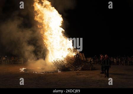 San Sebastian de los Reyes, Madrid, Spain, June 24 of 2022: In a lot of locations in Spain, the Night of San Juan is celebrated with big bonfires. Is a tradition jump over the fire and burn papers with wishes to gain good luck. The celebration of San Juan has it origin in the ancient celebration of the Summer Solstice. (Photo by Tomas Calle/NurPhoto) Stock Photo