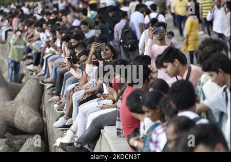 People spent evening weekend in marine drive in Mumbai, India, 25 June, 2022. (Photo by Indranil Aditya/NurPhoto) Stock Photo