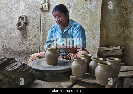 Potter skillfully shapes an earthen pot on a large potter's wheel at a pottery workshop in Neyyattinkara, Thiruvananthapuram (Trivandrum), Kerala, India, on May 28, 2022. (Photo by Creative Touch Imaging Ltd./NurPhoto) Stock Photo