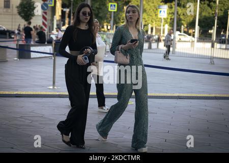 Genre photography. Customers in the Decathlon store on Avtozavodskaya. Due  to supply difficulties, French sporting goods retailer Decathlon is  temporarily closing all retail hypermarkets and online stores from June 26,  2022. 26.06.2022