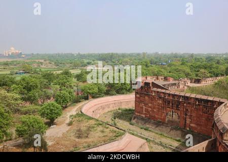 Agra Fort with the Taj Mahal seen in the distance in Agra, Uttar Pradesh, India, on May 04, 2022. Agra Fort was built during 1565-1573 for Mughal Emperor Akbar. (Photo by Creative Touch Imaging Ltd./NurPhoto) Stock Photo