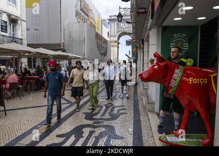 People are seen walking in the streets of the Baixa district. Lisbon, June 24, 2022. In Portugal, covid-19 mortality is declining, although it is still more than double the European threshold, says the report on the pandemic by the Directorate General of Health (DGS), which adds that there have been more than 303,000 suspected re-infections in the country. (Photo by Jorge Mantilla/NurPhoto) Stock Photo