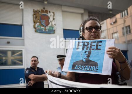 A woman is holding a placard that write Free Assange during solidarity protest with Julian Assange outside British Embassy in Athens, Greece on June 27, 2022. (Photo by Nikolas Kokovlis/NurPhoto) Stock Photo