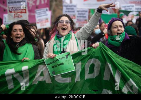 Abortion rights supporters protest outside the U.S. Embassy in Buenos Aires, after the U.S. Supreme Court ruled in the Dobbs v Women's Health Organization abortion case, overturning the landmark Roe v Wade abortion decision, In Buenos Aires, Argentina 27 Junes 2022. (Photo by Matías Baglietto/NurPhoto) Stock Photo