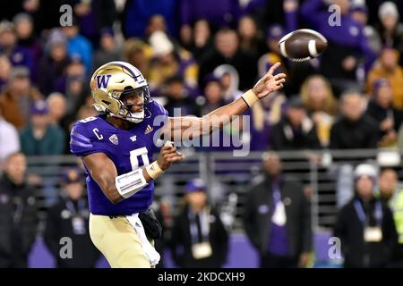 Washington Huskies quarterback Michael Penix Jr. (9) throws the ball ...