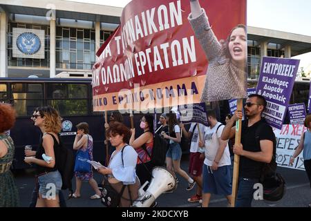 Athens, Greece. 28th June 2022. Protesters holding banners and placards in support of abortion rights march in front of the US Embassy in Athens, Greece following a US Supreme Court decision allowing states to ban abortion. (Photo by Nicolas Koutsokostas/NurPhoto) Stock Photo