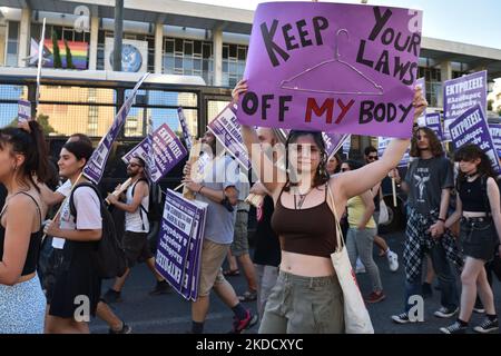 Athens, Greece. 28th June 2022. Protesters holding banners and placards in support of abortion rights march in front of the US Embassy in Athens, Greece following a US Supreme Court decision allowing states to ban abortion. (Photo by Nicolas Koutsokostas/NurPhoto) Stock Photo