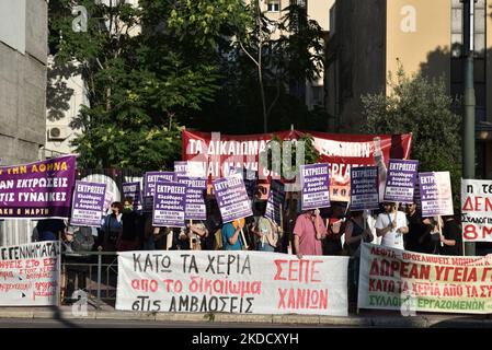 Athens, Greece. 28th June 2022. Protesters holding banners and placards in support of abortion rights gathered outside the US Embassy in Athens, Greece following a US Supreme Court decision allowing states to ban abortion. (Photo by Nicolas Koutsokostas/NurPhoto) Stock Photo