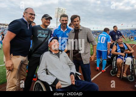 Zenit St. Petersburg head coach Sergei Semak (5th L) and Zenit St. Petersburg football legend Alexey Igonin (4th L) pose for a photo with supporters after the Match of Legends friendly match between Zenit St. Petersburg Legends team and Spartak Moscow Legends team on July 8, 2022 at Petrovsky Stadium in St. Petersburg, Russia. (Photo by Mike Kireev/NurPhoto) Stock Photo