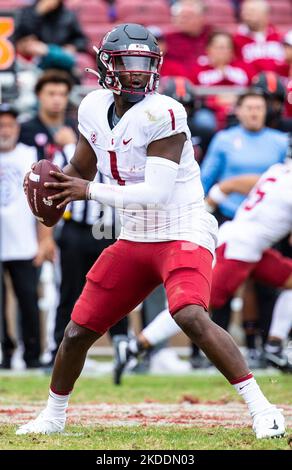 Washington State quarterback Cameron Ward (1) throws a pass during the ...