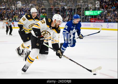 Toronto Maple Leafs' Wayne Simmonds (24) and Boston Bruins' Nick Foligno  (17) fight during the first period of an NHL hockey game Saturday, Jan. 14  2023, in Boston. (AP Photo/Michael Dwyer Stock Photo - Alamy