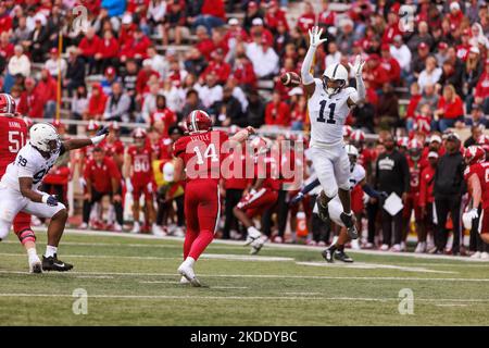 Penn State linebacker Abdul Carter (11) and defensive end Amin Vanover ...