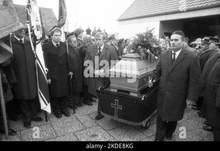The funeral of Hans-Ullrich Rudel, the only Knight's Cross winner with golden oak leaves and a member of the right-wing radical DRP, turned into a Stock Photo