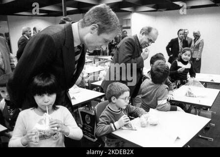 The 7th Interschool '80 Education Fair on 5 May 1980 in the Westfalenhalle Dortmund. Juergen Schmude, Juergen Girgensohn with students from left Stock Photo