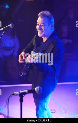 Eddie Lundon of China Crisis performing at The Acapela Studios in Pentyrch, Cardiff, November 2022 Stock Photo