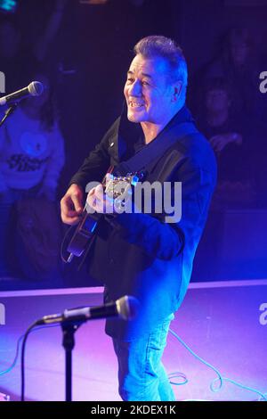 Eddie Lundon of China Crisis performing at The Acapela Studios in Pentyrch, Cardiff, November 2022 Stock Photo