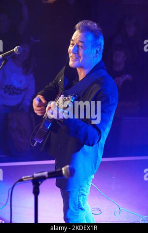 Eddie Lundon of China Crisis performing at The Acapela Studios in Pentyrch, Cardiff, November 2022 Stock Photo