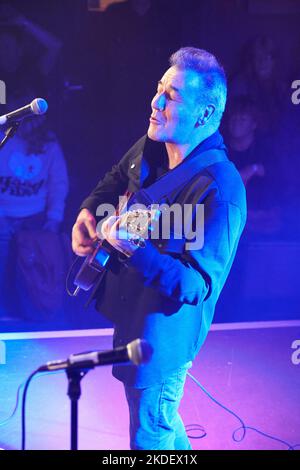 Eddie Lundon of China Crisis performing at The Acapela Studios in Pentyrch, Cardiff, November 2022 Stock Photo